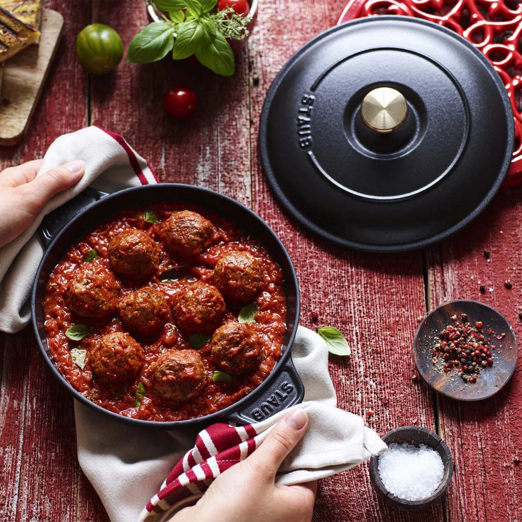 Cast Iron Round Covered Baking Dish O97220